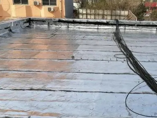 文圣卫生间漏水维修公司分享下文圣屋面楼顶防水刚性防水层施工要点。